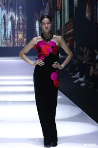 Vietnamese Fashion Icons Hoang Thuy and Thanh Hang Showcase Stunning Styles in New Exclusive Fashion Gallery - image 4