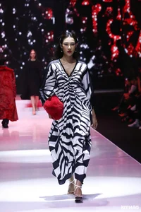 Vietnamese Fashion Icons Hoang Thuy and Thanh Hang Showcase Stunning Styles in New Exclusive Fashion Gallery - image 11