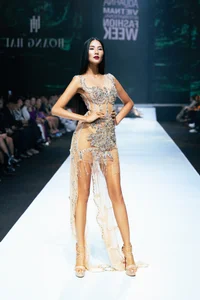 Vietnamese Fashion Icons Hoang Thuy and Thanh Hang Showcase Stunning Styles in New Exclusive Fashion Gallery - image 12