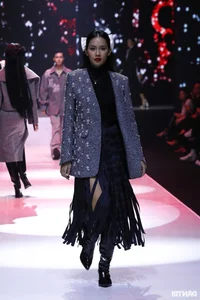 Vietnamese Fashion Icons Hoang Thuy and Thanh Hang Showcase Stunning Styles in New Exclusive Fashion Gallery - image 8