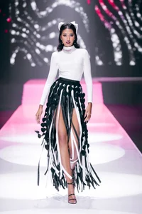Vietnamese Fashion Icons Hoang Thuy and Thanh Hang Showcase Stunning Styles in New Exclusive Fashion Gallery - image 18