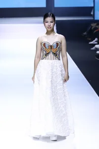 Vietnamese Fashion Icons Hoang Thuy and Thanh Hang Showcase Stunning Styles in New Exclusive Fashion Gallery - image 6
