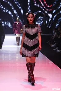 Vietnamese Fashion Icons Hoang Thuy and Thanh Hang Showcase Stunning Styles in New Exclusive Fashion Gallery - image 5