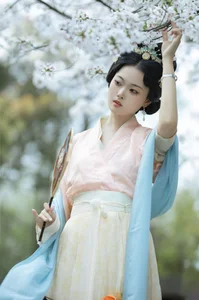 YiTuYu Art Language Vol.10110 Ting Er Exclusive 14P Photography Set - image 3