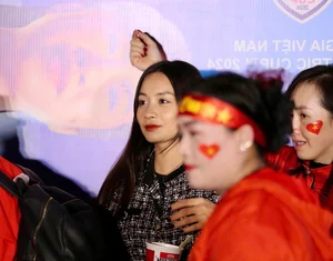Vietnam Women’s Football Star Shows Support for Xuan Son and National Team Ahead of Singapore Clash - image 1