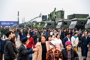 Massive Crowds Gather for the International Defense Exhibition: A Showcase of Military Innovation - image 11