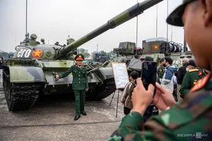 Massive Crowds Gather for the International Defense Exhibition: A Showcase of Military Innovation - image 8