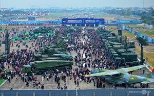 Massive Crowds Gather for the International Defense Exhibition: A Showcase of Military Innovation - image 2