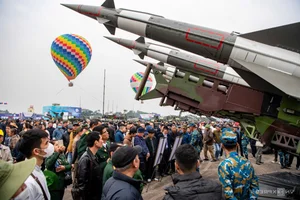 Massive Crowds Gather for the International Defense Exhibition: A Showcase of Military Innovation - image 0