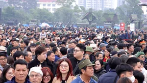 Massive Crowds Gather for the International Defense Exhibition: A Showcase of Military Innovation - image 5