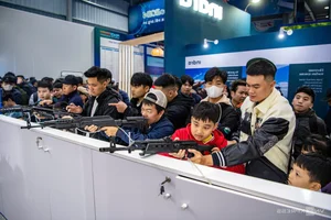 Massive Crowds Gather for the International Defense Exhibition: A Showcase of Military Innovation - image 10