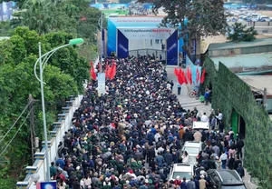 Massive Crowds Gather for the International Defense Exhibition: A Showcase of Military Innovation - image 4