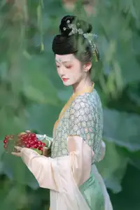 Chi Yan Zai Zhe Li in Lotus Pond, YiTuYu Vol.8730 | Captivating Ancient Beauty - image 2