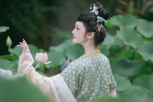 Chi Yan Zai Zhe Li in Lotus Pond, YiTuYu Vol.8730 | Captivating Ancient Beauty - image 0