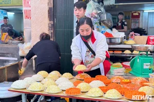 Discover Traditional Delicacies from Hanoi's Luxury Markets During Tet - image 3