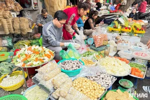 Discover Traditional Delicacies from Hanoi's Luxury Markets During Tet - image 1