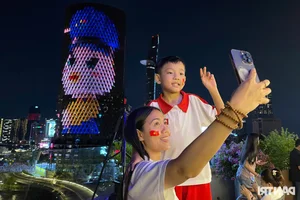Locals Captivated by Breathtaking Fireworks Show Honoring Vietnam's National Holiday - image 6