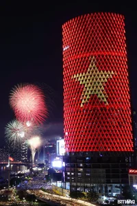 Locals Captivated by Breathtaking Fireworks Show Honoring Vietnam's National Holiday - image 9