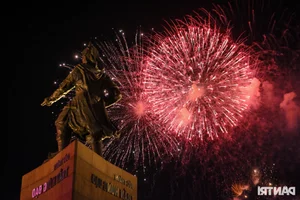 Locals Captivated by Breathtaking Fireworks Show Honoring Vietnam's National Holiday - image 3