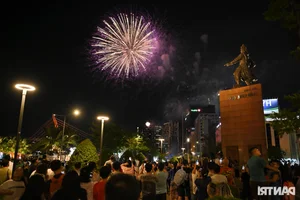 Locals Captivated by Breathtaking Fireworks Show Honoring Vietnam's National Holiday - image 1