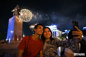 Locals Captivated by Breathtaking Fireworks Show Honoring Vietnam's National Holiday - image 4