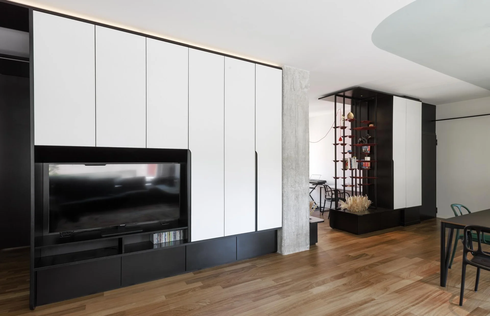 Milanese Minimalism: A Sun-Drenched 60m2 Apartment Redefined by Light and Iron Frames