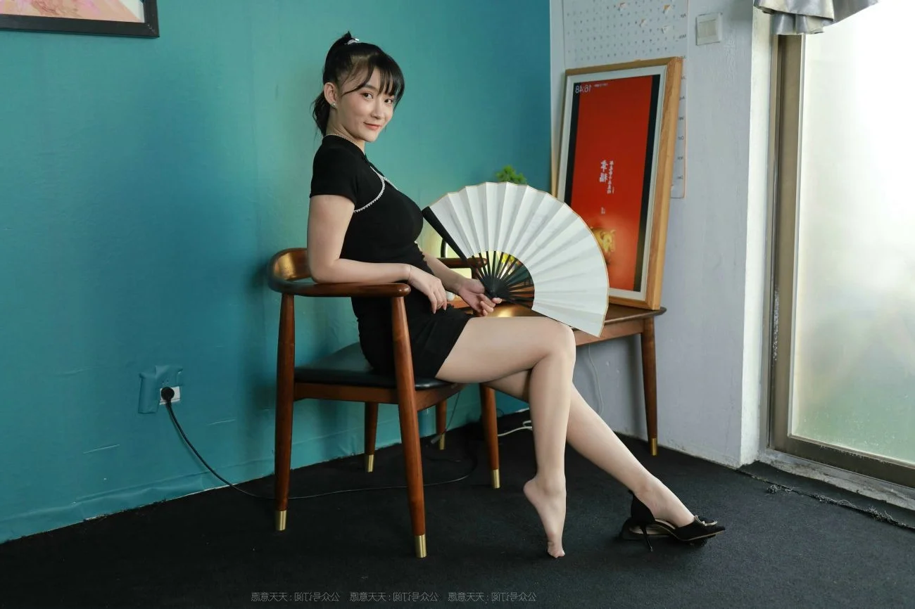 Elegant IESS Leg Model Qiu Qiu in Traditional Qipao and Silk Stockings Photography