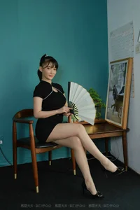 Elegant IESS Leg Model Qiu Qiu in Traditional Qipao and Silk Stockings Photography - image 15