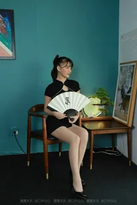 Elegant IESS Leg Model Qiu Qiu in Traditional Qipao and Silk Stockings Photography - image 16