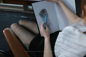 Zi Wei Portrays the Spicy Secretary Persona in IESS Fashion Gallery - image 5