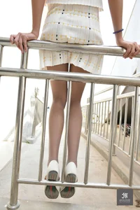 IESS Puhui Series 203: Bobo Showcases Minimalist Grey Stockings Fashion - image 73