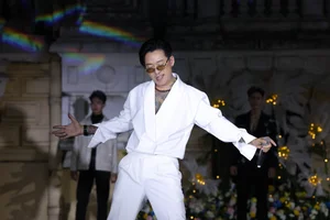 Singer Tuan Hung and Wife Huong Baby Shine as Vedettes in Captivating Fashion Runway - image 9