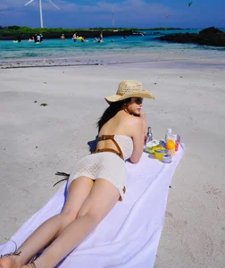Huyen Baby radiates elegance in chic beachwear with a stunning summer vibe - image 4