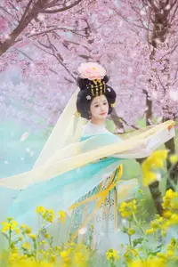 YiTuYu Vol.8745: Shi Yu Shi Ya – Captivating Hanfu Beauty Amidst Cherry Blossoms - image 7