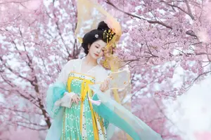 YiTuYu Vol.8745: Shi Yu Shi Ya – Captivating Hanfu Beauty Amidst Cherry Blossoms - image 0