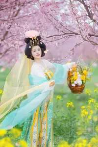 YiTuYu Vol.8745: Shi Yu Shi Ya – Captivating Hanfu Beauty Amidst Cherry Blossoms - image 3
