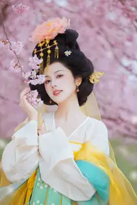 YiTuYu Vol.8745: Shi Yu Shi Ya – Captivating Hanfu Beauty Amidst Cherry Blossoms - image 1