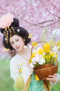 YiTuYu Vol.8745: Shi Yu Shi Ya – Captivating Hanfu Beauty Amidst Cherry Blossoms - image 2