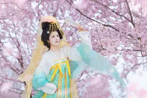 YiTuYu Vol.8745: Shi Yu Shi Ya – Captivating Hanfu Beauty Amidst Cherry Blossoms - image 12