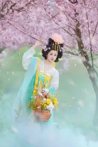 YiTuYu Vol.8745: Shi Yu Shi Ya – Captivating Hanfu Beauty Amidst Cherry Blossoms - image 4