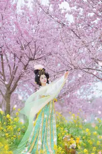 YiTuYu Vol.8745: Shi Yu Shi Ya – Captivating Hanfu Beauty Amidst Cherry Blossoms - image 10