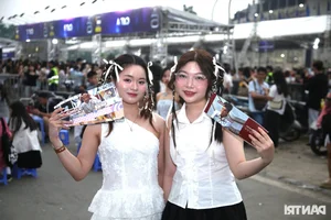 Concert Fashion Trends: Stunning Fan Styles at Anh Trai Say Hi - image 7