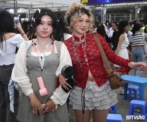 Concert Fashion Trends: Stunning Fan Styles at Anh Trai Say Hi - image 4