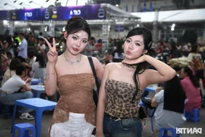 Concert Fashion Trends: Stunning Fan Styles at Anh Trai Say Hi - image 1