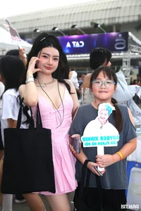 Concert Fashion Trends: Stunning Fan Styles at Anh Trai Say Hi - image 2