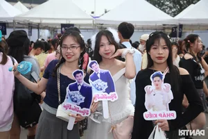 Concert Fashion Trends: Stunning Fan Styles at Anh Trai Say Hi - image 6