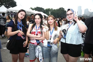 Concert Fashion Trends: Stunning Fan Styles at Anh Trai Say Hi - image 10