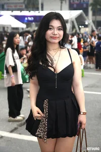 Concert Fashion Trends: Stunning Fan Styles at Anh Trai Say Hi - image 8