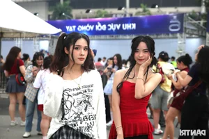 Concert Fashion Trends: Stunning Fan Styles at Anh Trai Say Hi - image 0