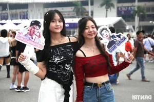 Concert Fashion Trends: Stunning Fan Styles at Anh Trai Say Hi - image 9